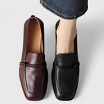 Mocassins à bout carré en cuir marron, empeigne lisse et bride sur le dessus.