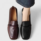 Mocassins à bout carré en cuir marron, empeigne lisse et bride sur le dessus.