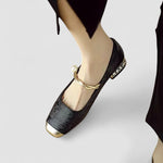 Ballerines bébés satinées noires, vue de trois-quarts, talon bijou et bride