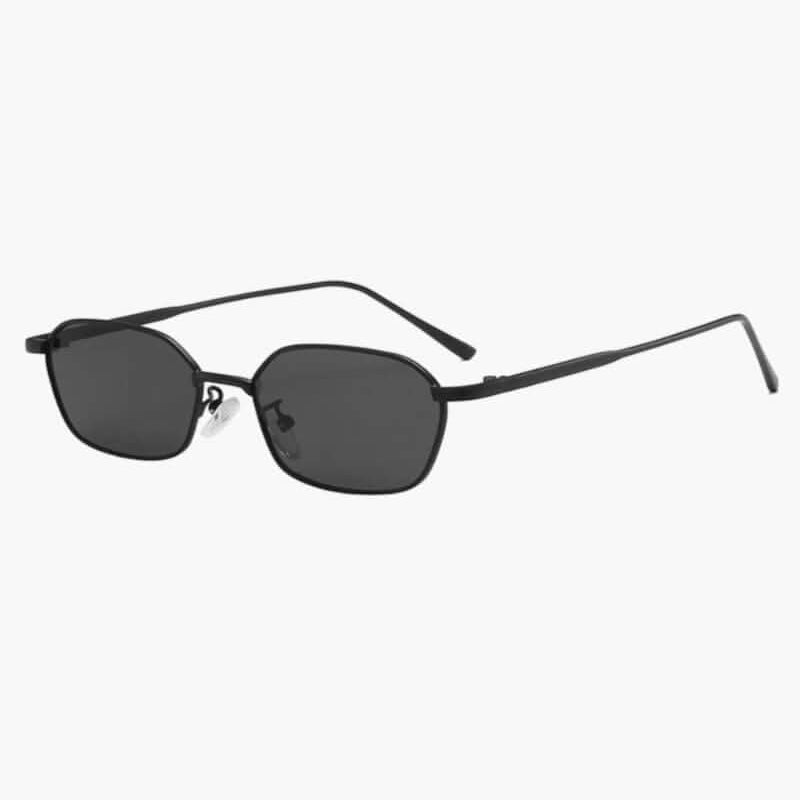 Lunettes de soleil à monture noire et verres foncés, forme ovale