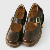 Chaussures bébé en cuir marron foncé, bride à boucle et doublure intérieure marron.