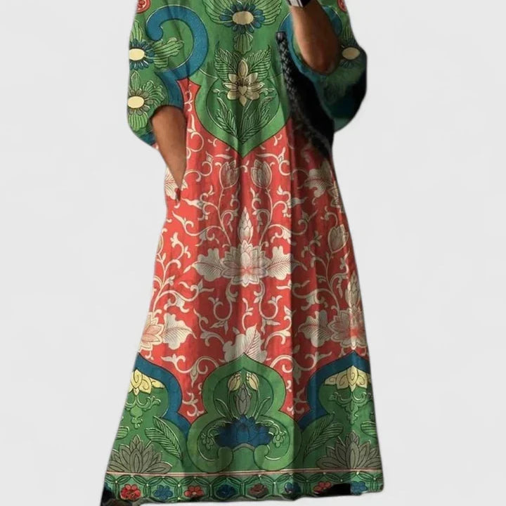 Robe midi à imprimé floral et motifs colorés vert, rouge et beige, encolure en V, manches 3/4