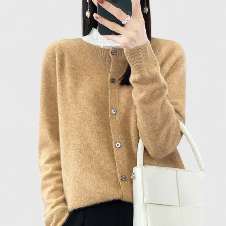 Cardigan Lyxandria en maille camel, boutons devant, col rond
