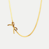 Rébecca – Collier doré avec pendentif en forme d’initiale