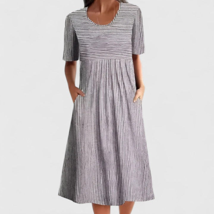 Robe midi rayée gris et blanc, manches courtes, encolure ronde, jupe évasée