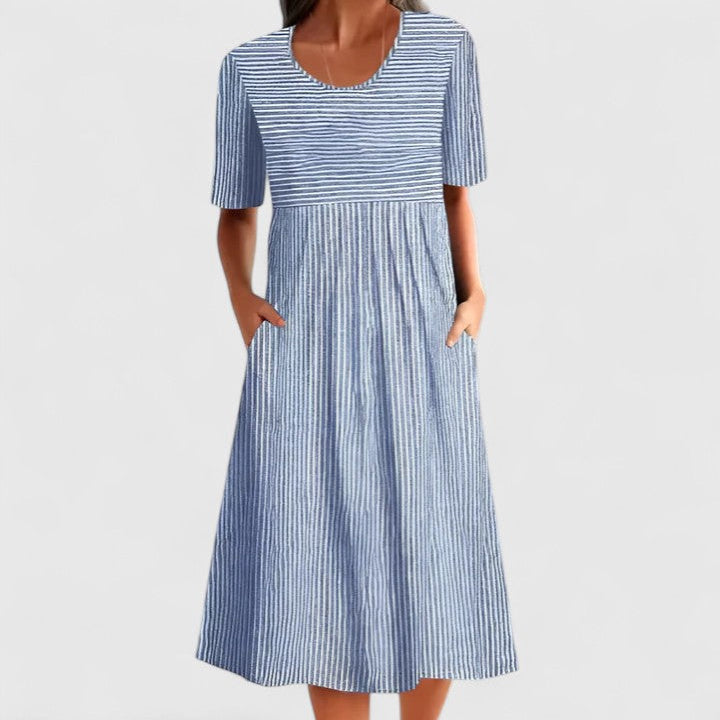 Robe midi rayée bleu et blanc, manches courtes, encolure ronde, jupe évasée