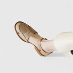 Sandale fermée beige sur pied, bride avec boucle et semelle marron