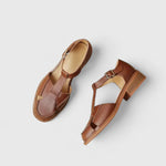 Sandales fermées marron et caramel, brides avec boucle et talon bas