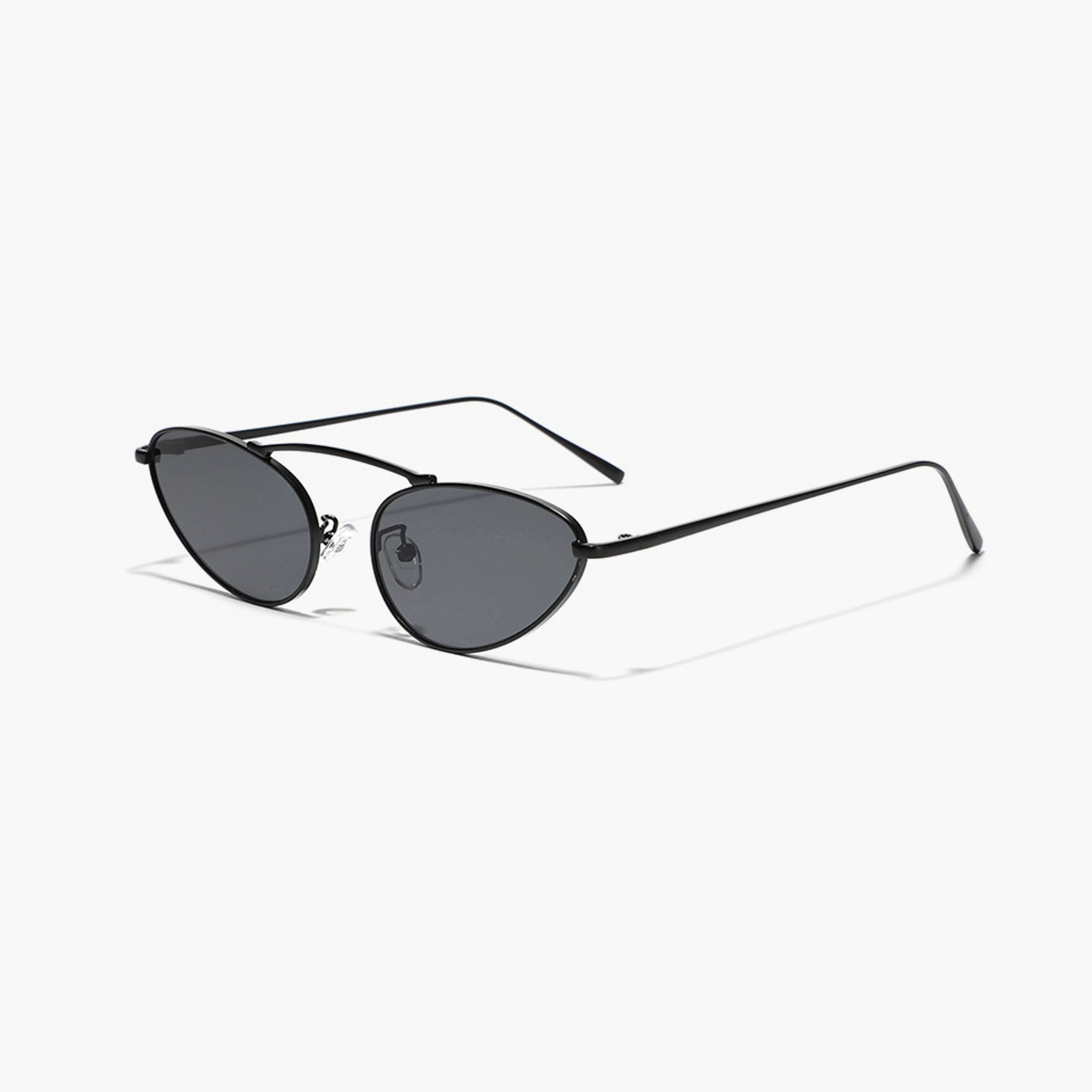 Lunettes de soleil à monture noire et verres fumés, forme ronde