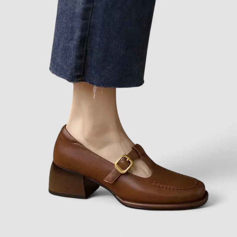 Salomés à bout carré en cuir marron, bride à boucle dorée, talon bloc et semelle lisse