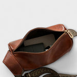 Sac bandoulière vintage en cuir brun, vue intérieure ouverte et bandoulière tressée.