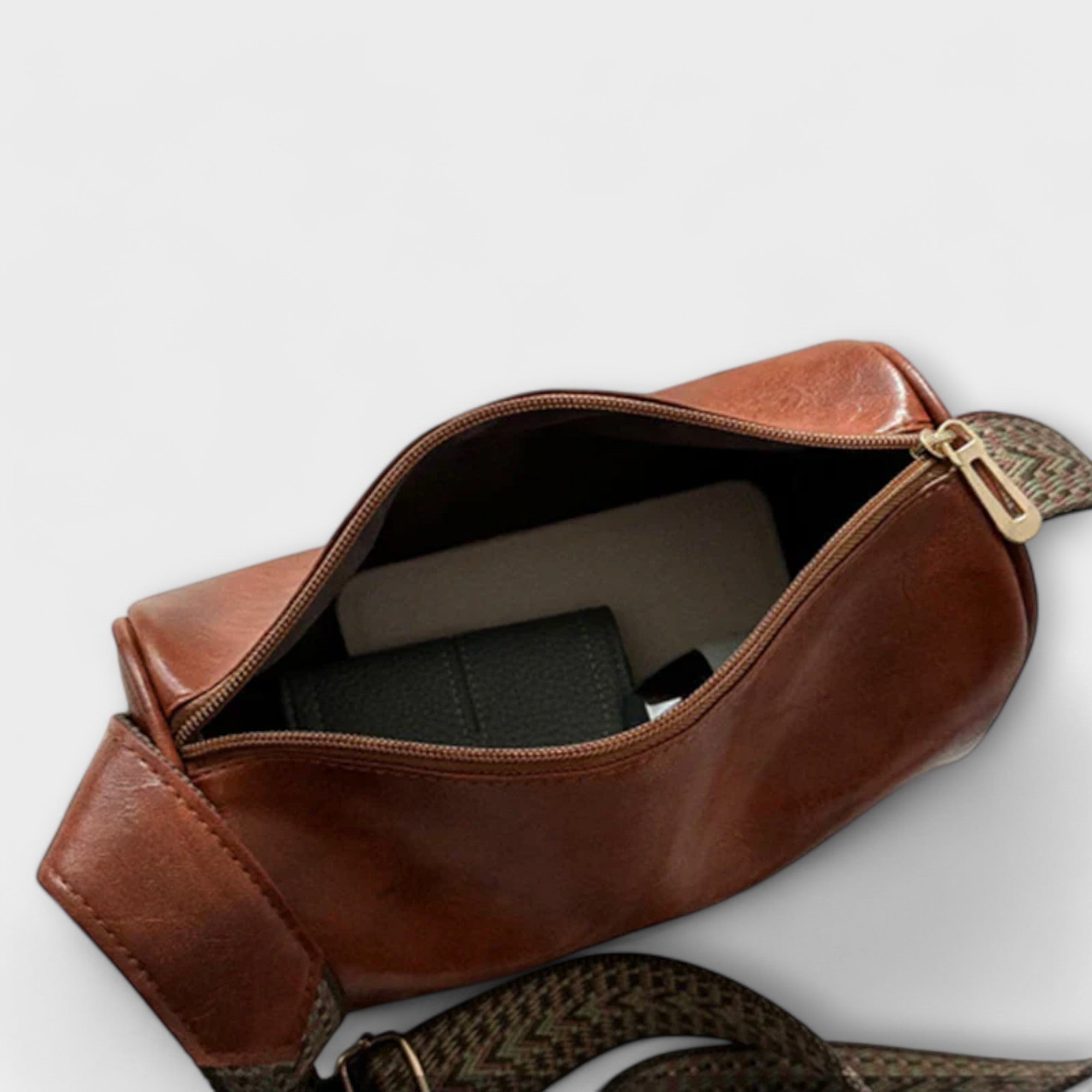 Sac bandoulière vintage en cuir brun, vue intérieure ouverte et bandoulière tressée.