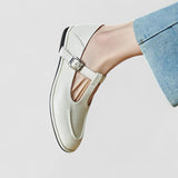 Chaussures anglaises beige clair à petit talon, bride réglable à boucle, vue de côté