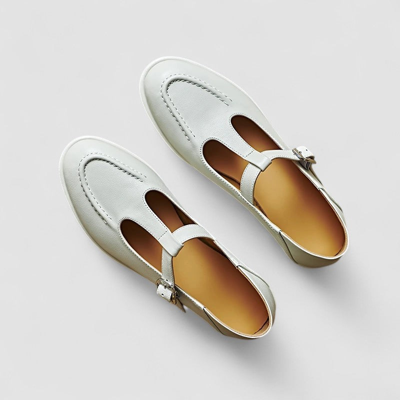 Paire de ballerines anglaises beige clair à petit talon, brides à boucle, semelle visible