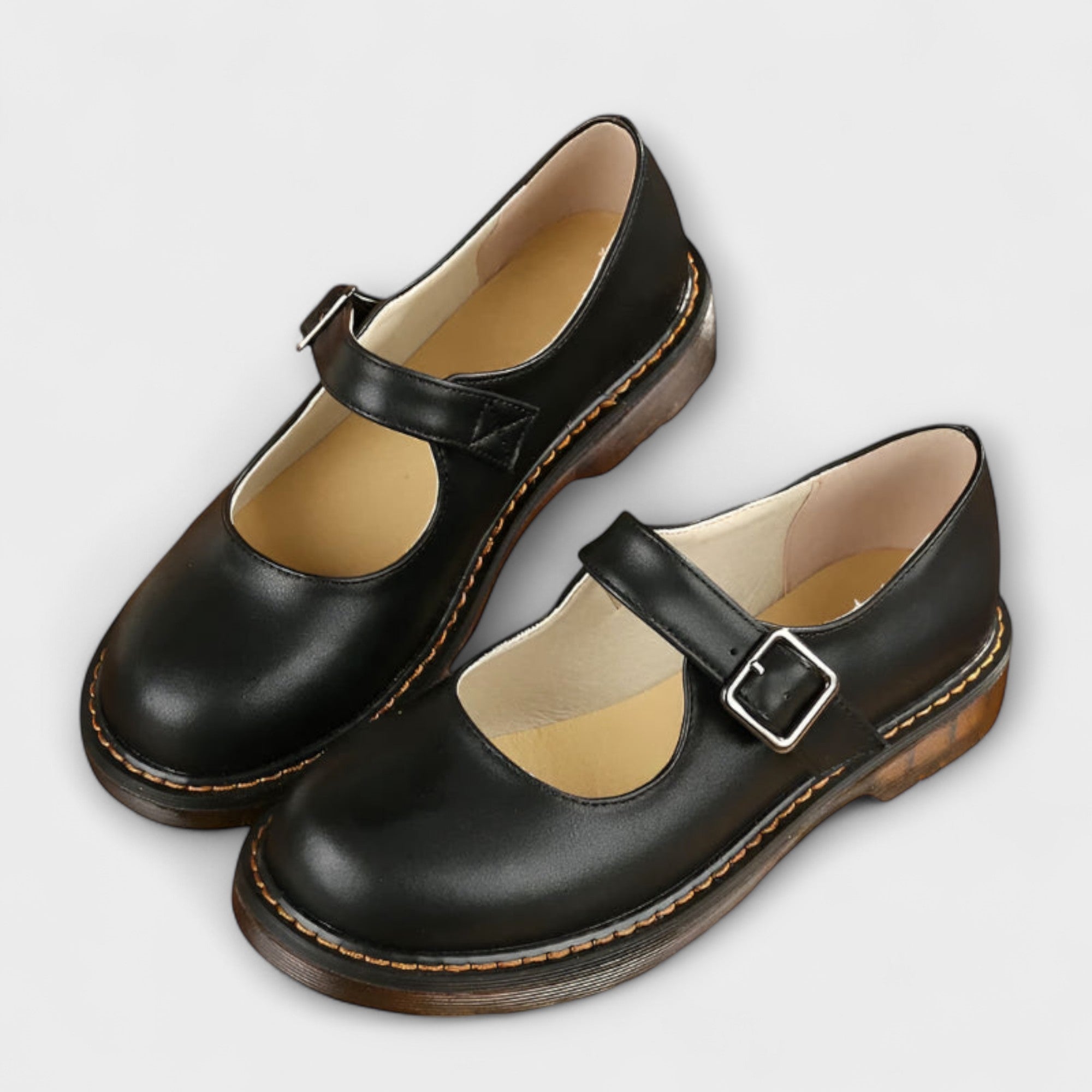 Chaussures bébé noires à bride et boucle carrée, surpiqûres contrastées, semelle