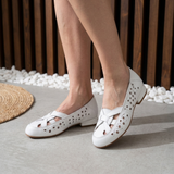 Ballerines blanches à talon bas, bride croisée et perforations