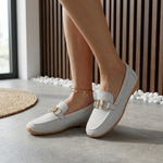 Mocassins souples à enfiler en tissu gris clair, bride décorative à boucle dorée