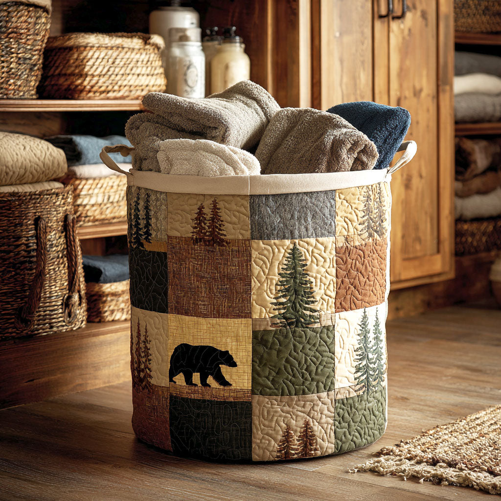 Panier à linge en tissu beige patchwork, décor sapins et ours, anses