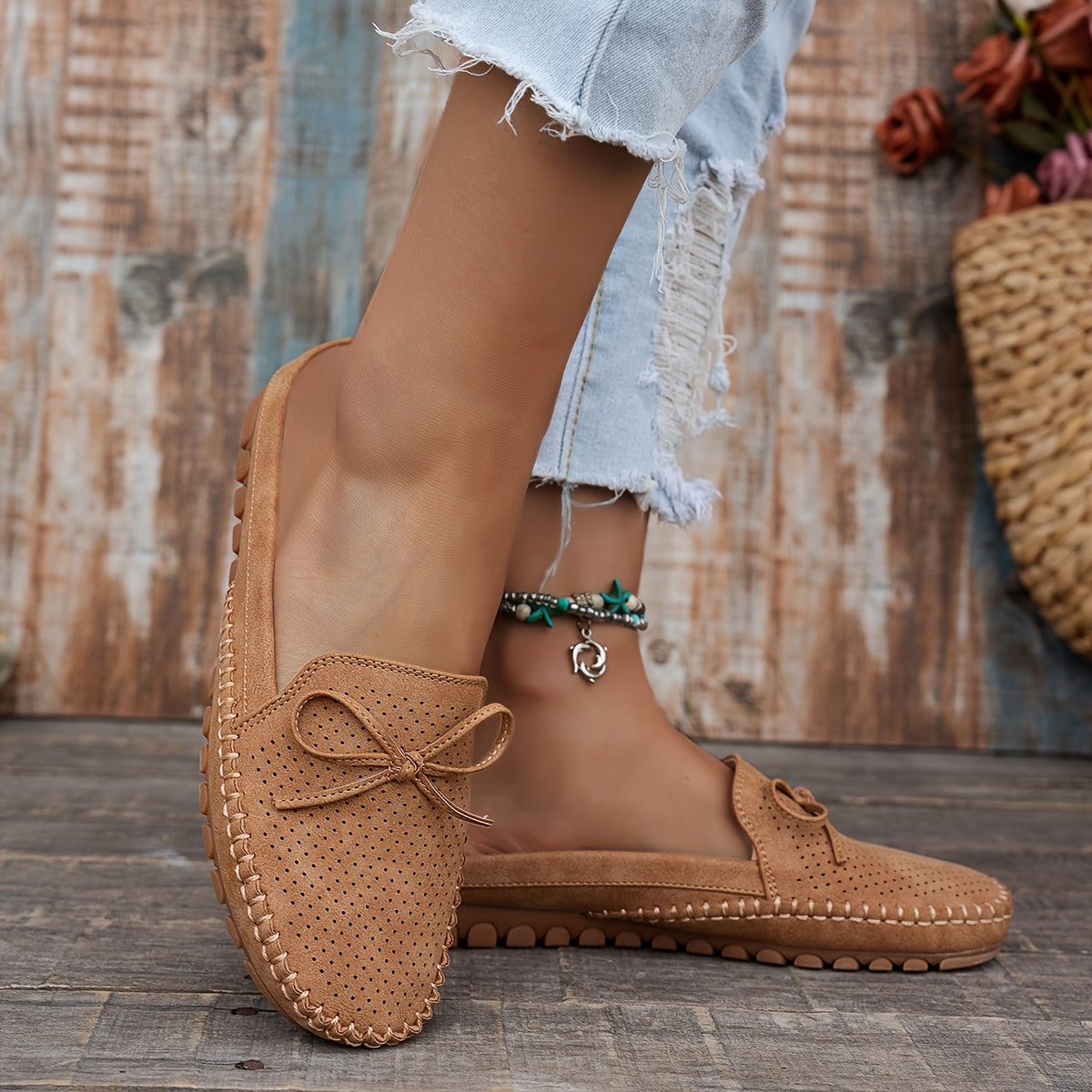 Sabots mocassin en daim camel, bout perforé et nœud, semelle épaisse à picots.