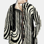 Veste matelassée boutonnée noir et blanc à motif géométrique, col simple, doublure beige