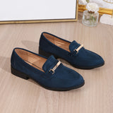 Mocassins à bout rond bleu marine, paire posée de profil, brides métalliques dorées