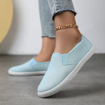 Chaussures souples à enfiler bleu clair, empiècement textile et semelle blanche
