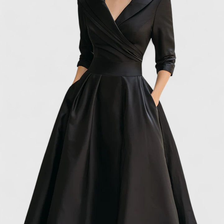 Robe midi noire satinée à col chale, manches trois-quarts, drapé croisé à la taille
