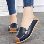 Mocassins bleu marine à boucle métallique, semelle beige et coutures contrastées