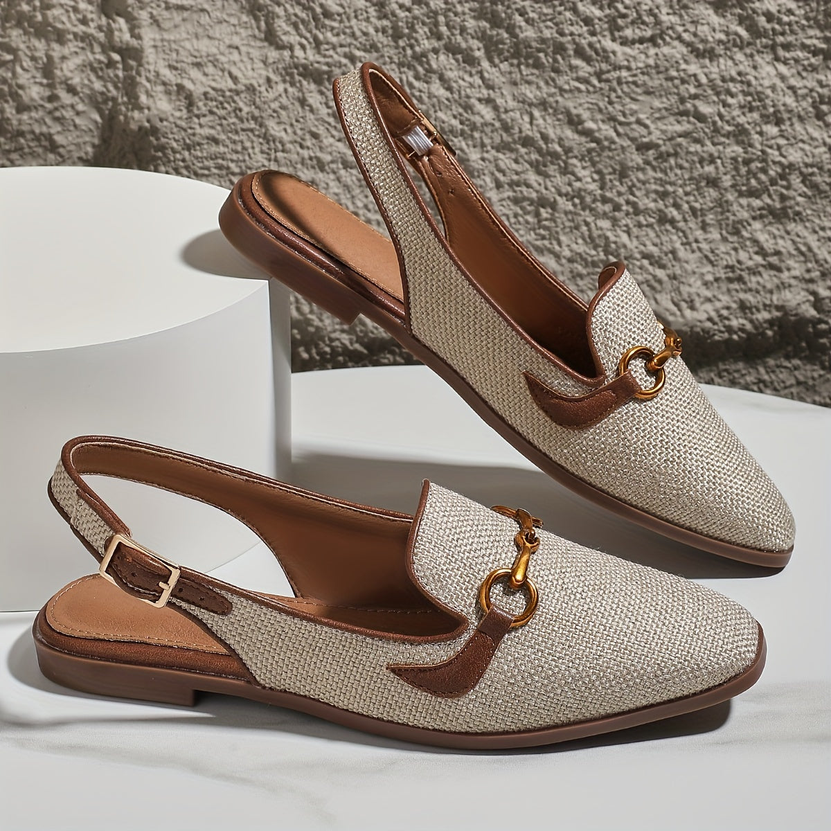 Mocassins Quitterie beige texturé, encolure ouverte, bride marron foncé et boucle dorée