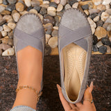 Mocassins gris à bride croisée, vue de dessus, semelle crantée marron