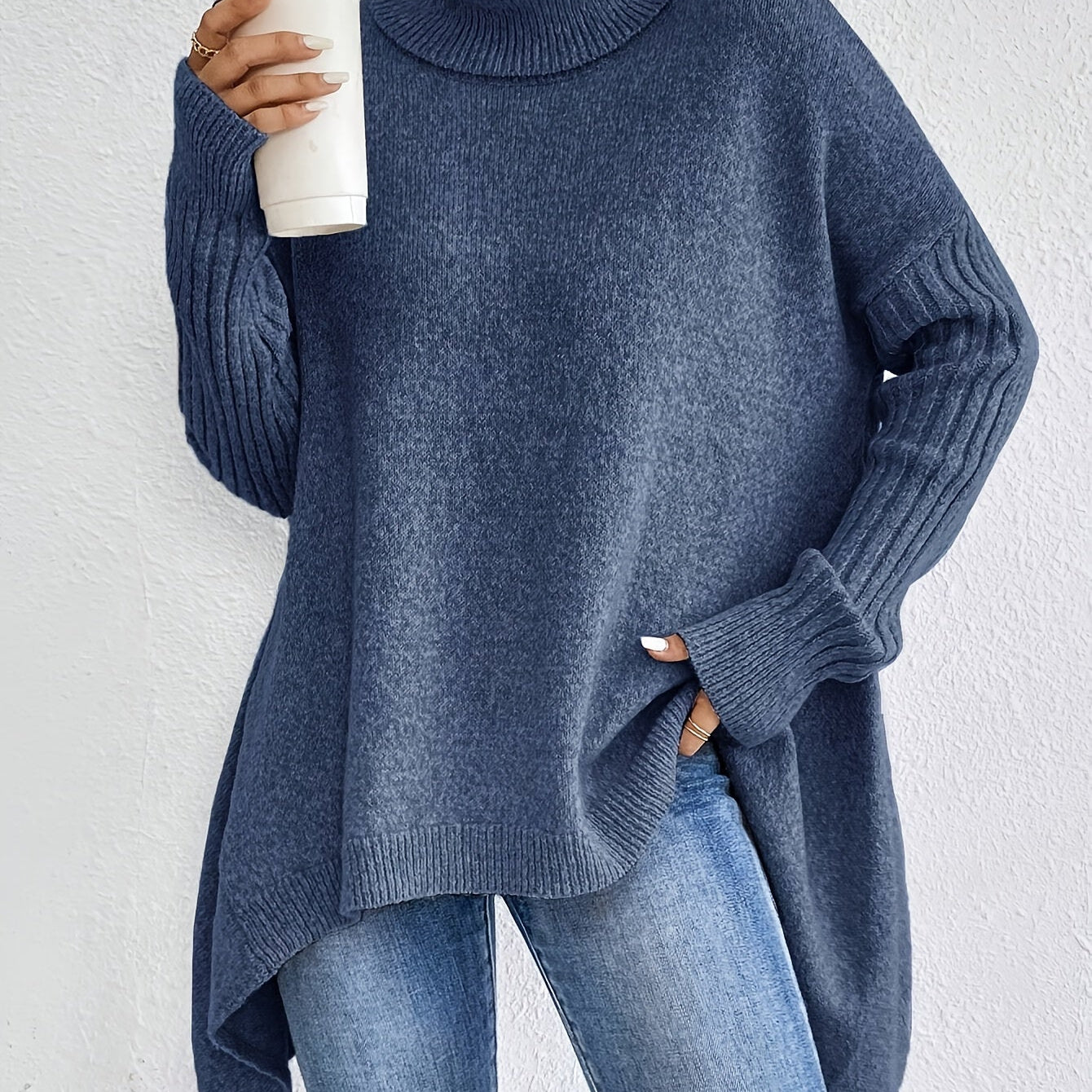 Pull confortable Sylvie bleu marine à col roulé, coupe ample, ourlet asymétrique.