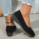 Ballerines compensées en daim noir, vue arrière avec talon compensé.