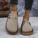 Mocassins beiges à boucle rectangulaire sur le dessus, semelle brun foncé.