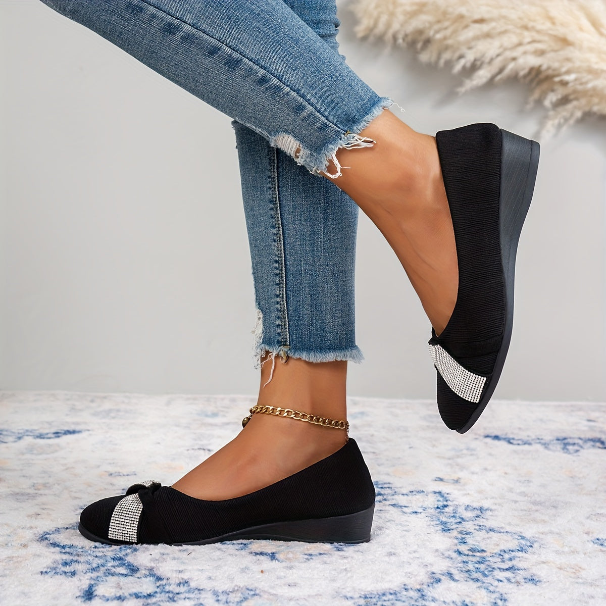 Ballerines Salomé noires à bout orné de strass brillants, semelle noire