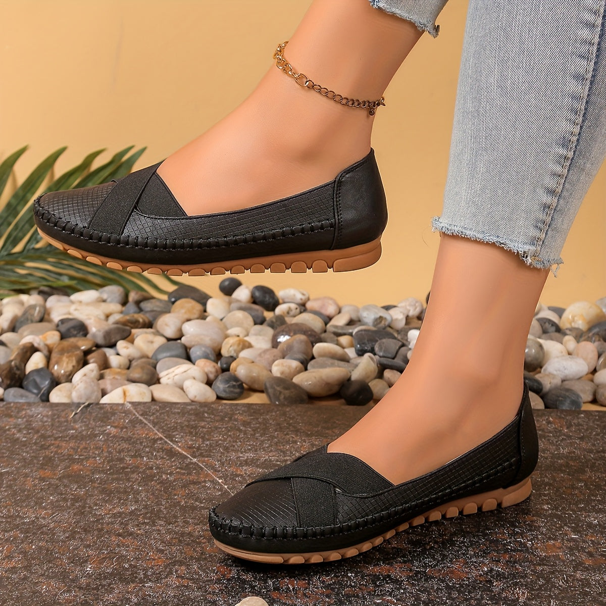 Mocassins noirs à bout arrondi, bride croisée et semelle crantée claire