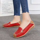 Mocassins rouge vif à boucle métal, surpiqûres blanches et semelle beige