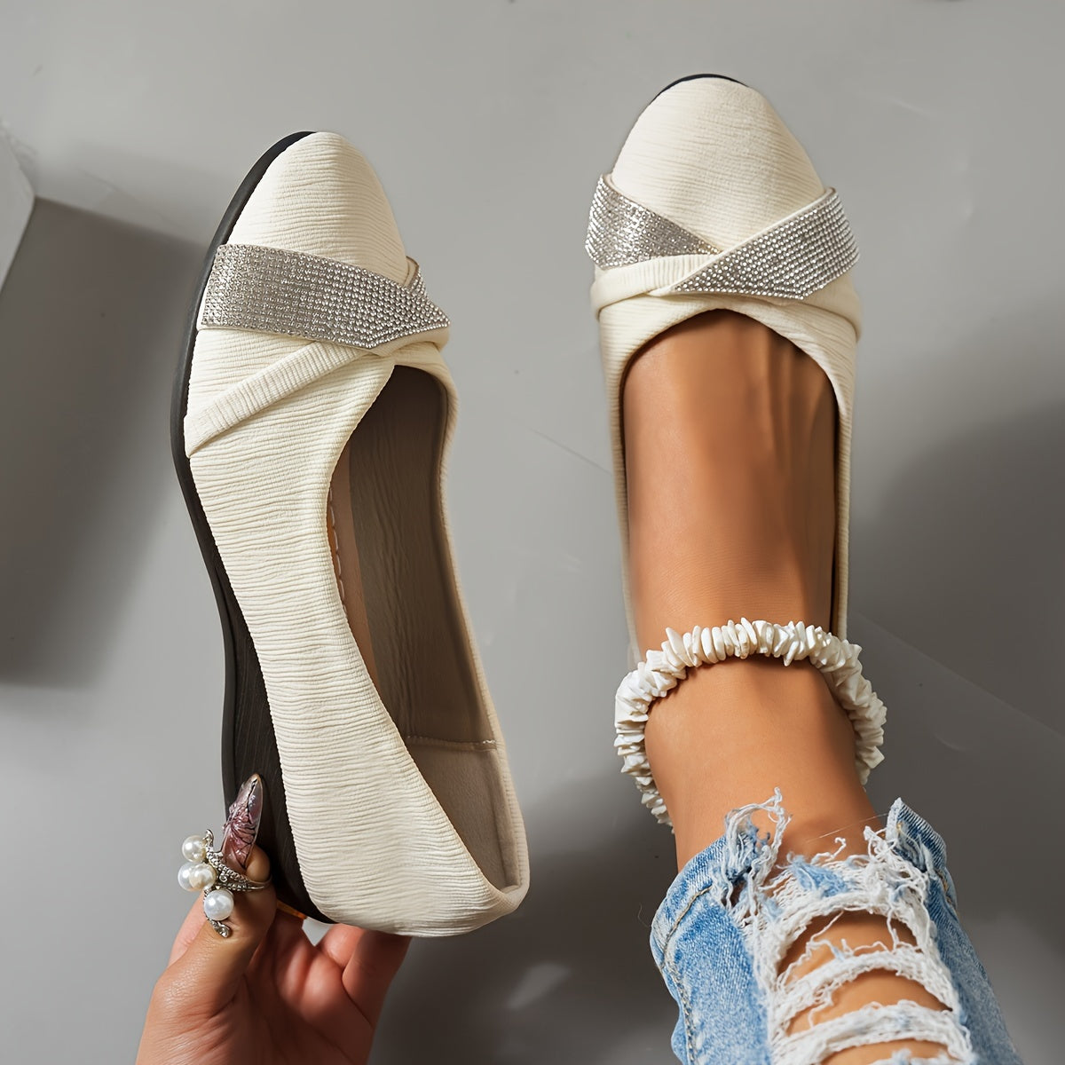 Ballerines blanches à nœud et empiècement brillant argenté, talon plat