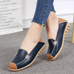 Mocassins bleu marine à boucle métal, surpiqûres contrastées et semelle beige