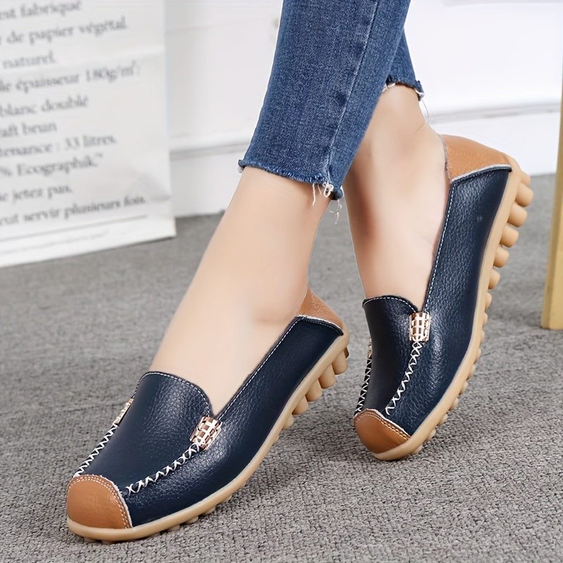Mocassins bleu marine à boucle métal, surpiqûres contrastées et semelle beige