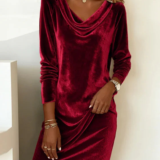 Robe en velours rouge, encolure drapée, manches longues, robe courte ample.