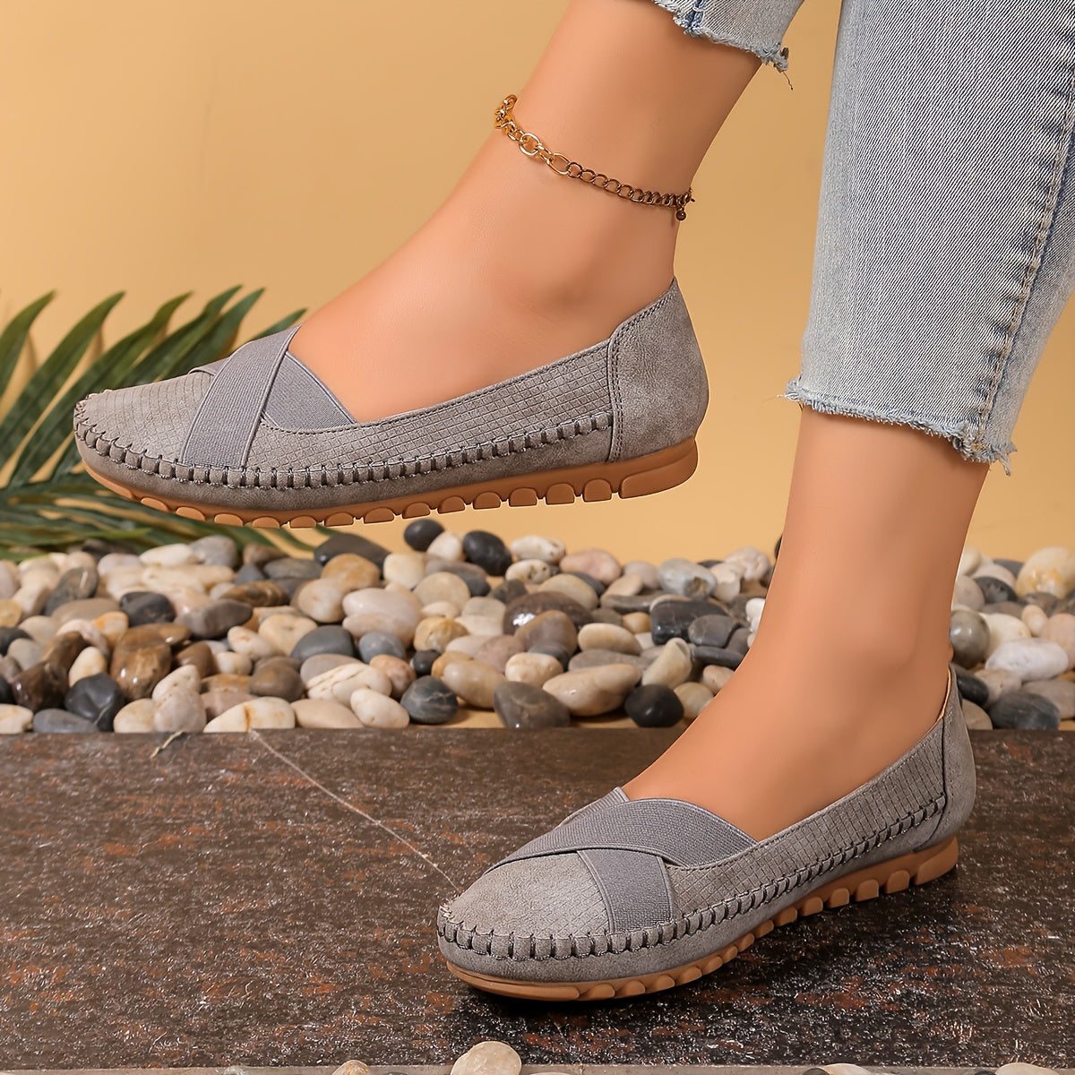 Mocassins gris à bout arrondi, bride croisée et semelle crantée marron