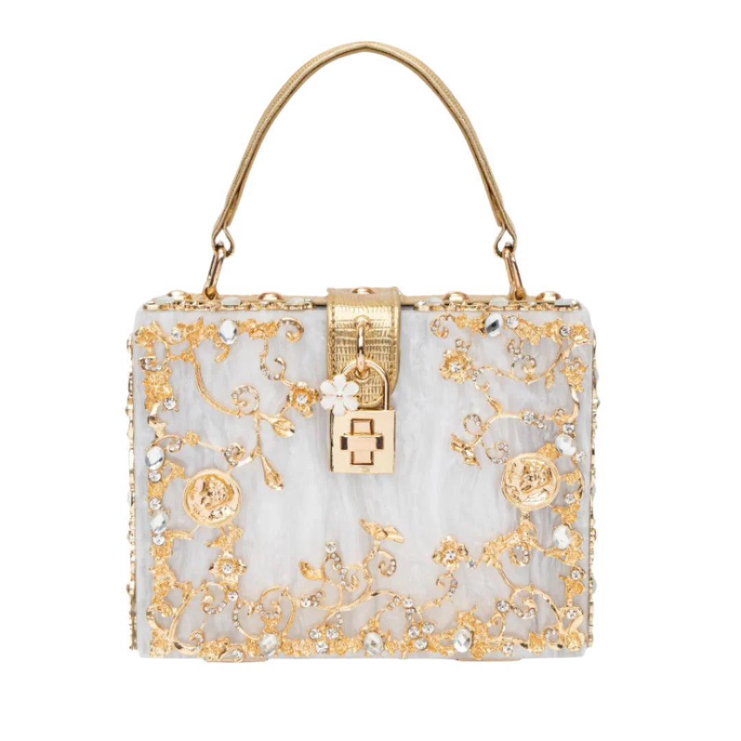 Sac à main rectangulaire blanc, décor perles et motifs dorés, anse et fermoir central