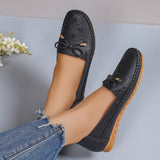 Mocassins Annabelle noirs à lacets, dessus matelassé et semelle à picots.
