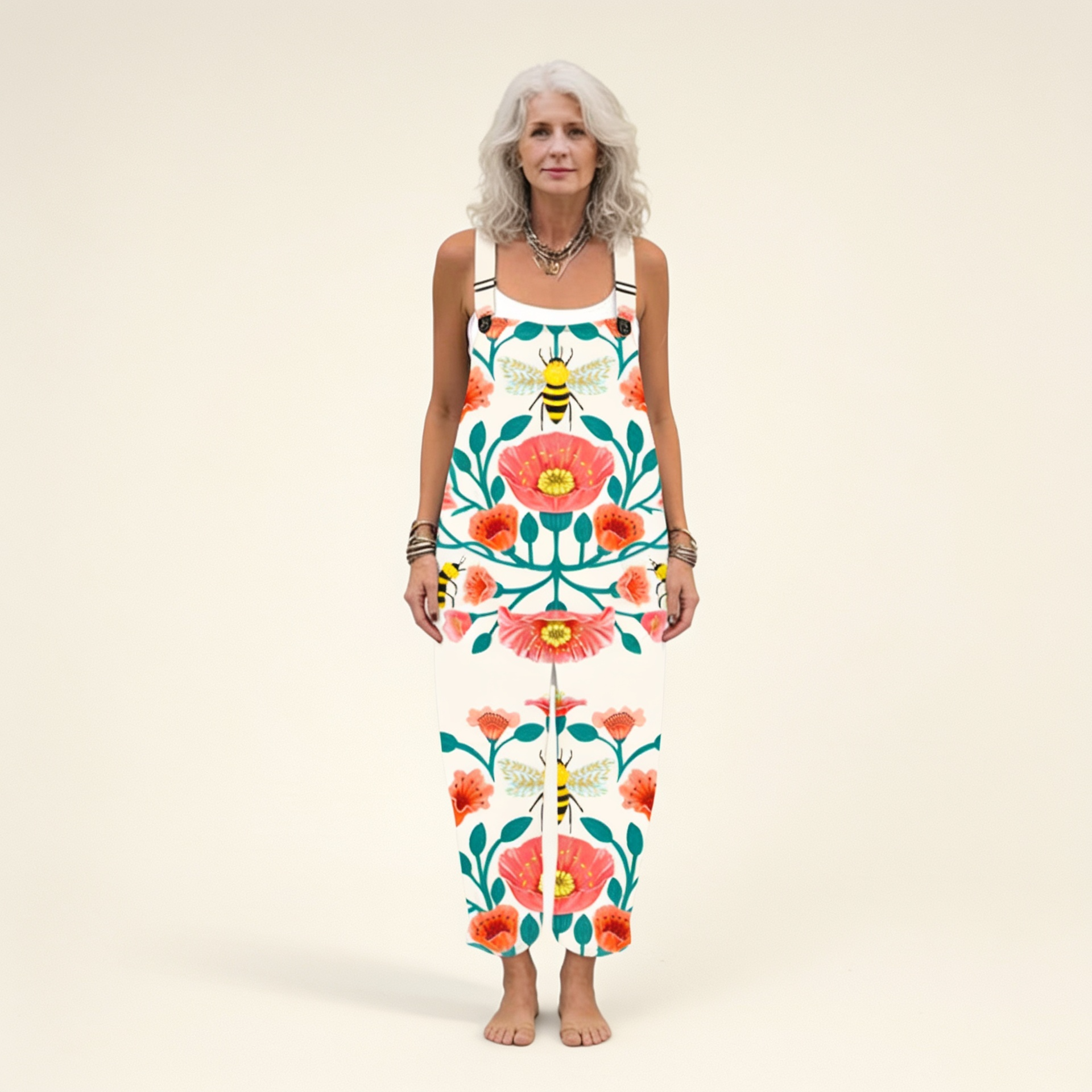 Combinaison pantalon sans manches blanche à fleurs rouges, vertes et jaunes, bretelles.