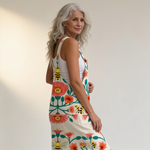 Combinaison pantalon sans manches à motif floral multicolore, jambe droite, vue de profil.