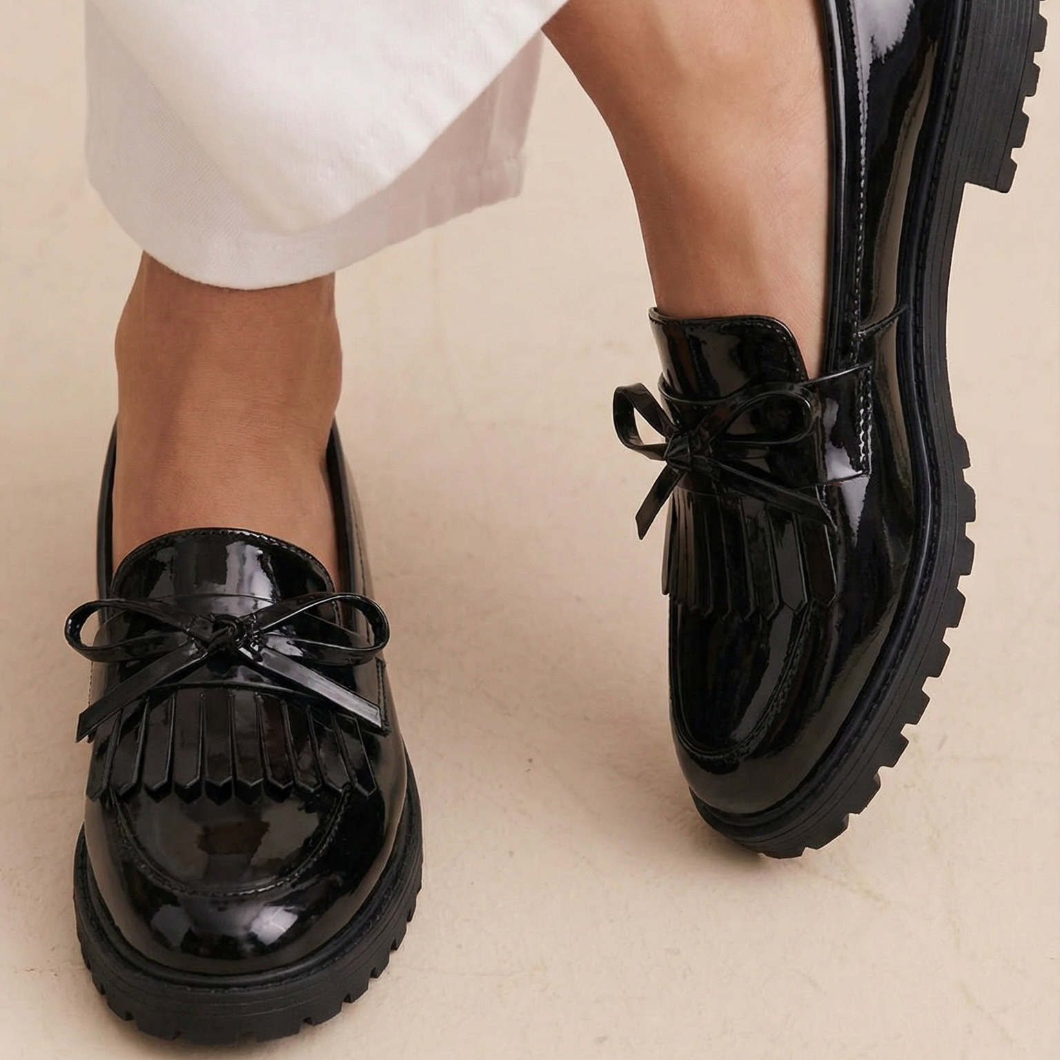 Chaussures vernies noires à nœud sur l’empeigne et semelle crantée