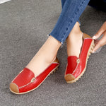 Mocassins rouge vif à boucle métallique, empiècements camel et semelle beige