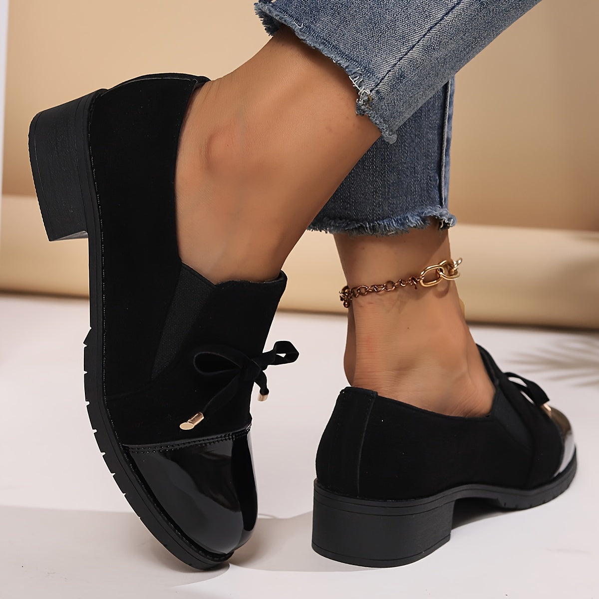 Mocassins Nadège noirs vernis, talon bloc et nœud sur le côté, semelle épaisse.