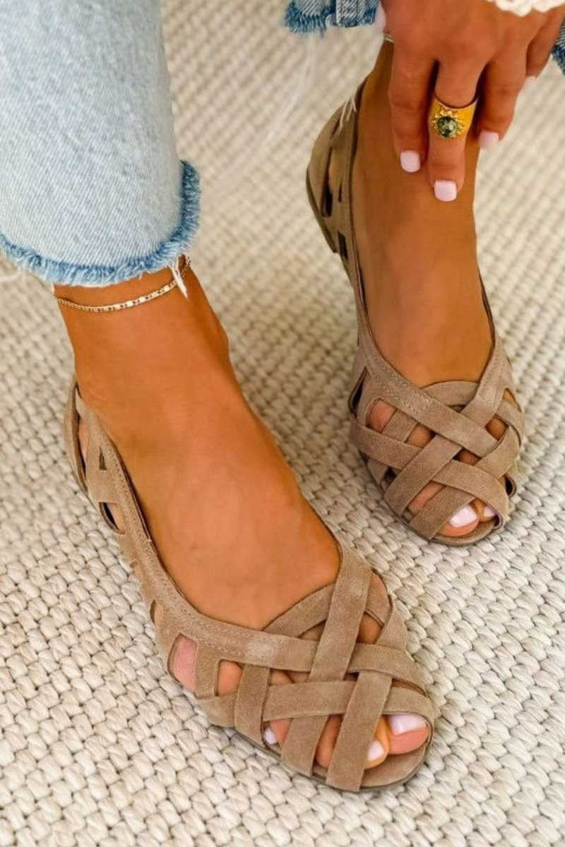 Ballerines souples ajourées beige rosé, brides croisées et bout ouvert.