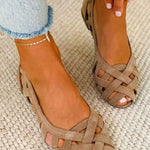 Ballerines souples ajourées beige rosé, brides croisées et bout ouvert.